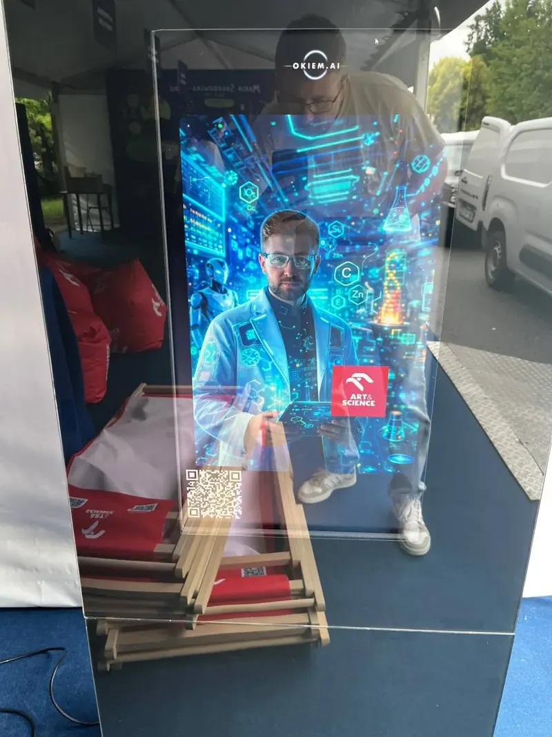 Fotobudka AI okiem.ai z ekranem AI prezentująca portret naukowca podczas plenerowego eventu Art & Science - wynajem.