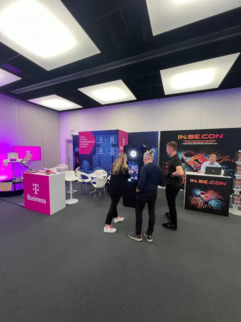 Uczestnicy kongresu cyberbezpieczeństwa IN.SE.CON i T-Mobile Business przy Fotobudce AI - wynajem na targi i konferencje.