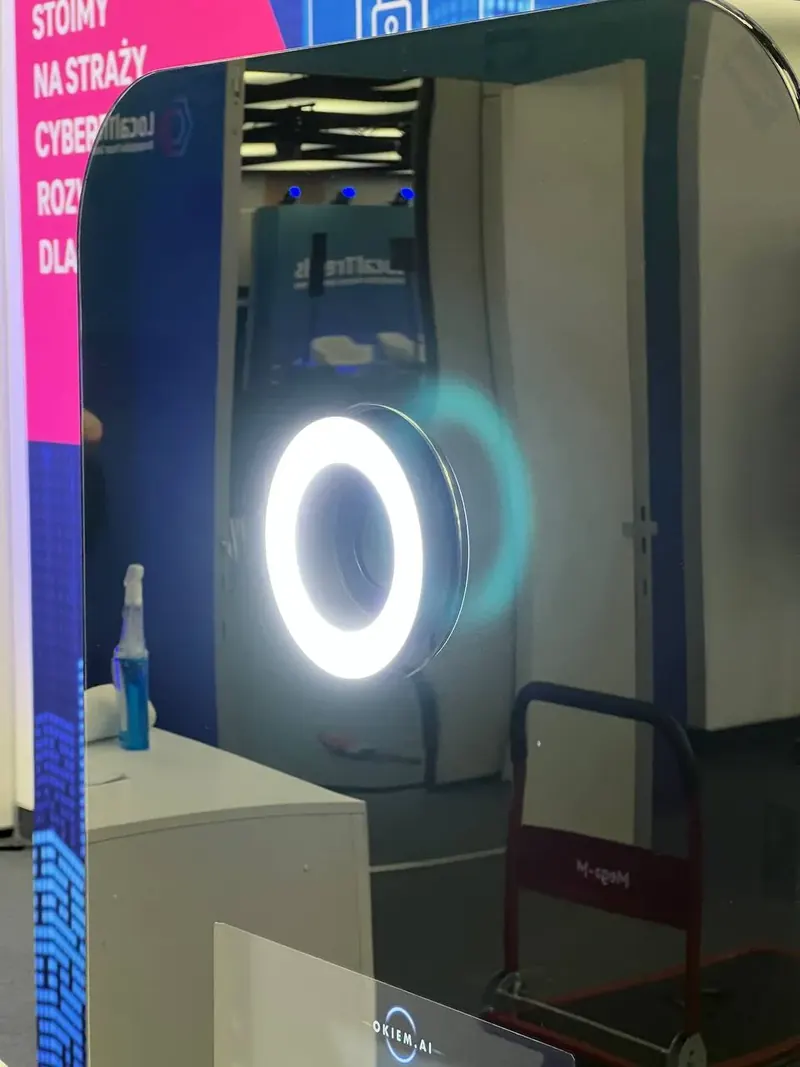 Zbliżenie na pierścień świetlny i obiektyw Fotobudki AI okiem.ai na evencie T-Mobile Business - wynajem nowoczesnej fotobudki.